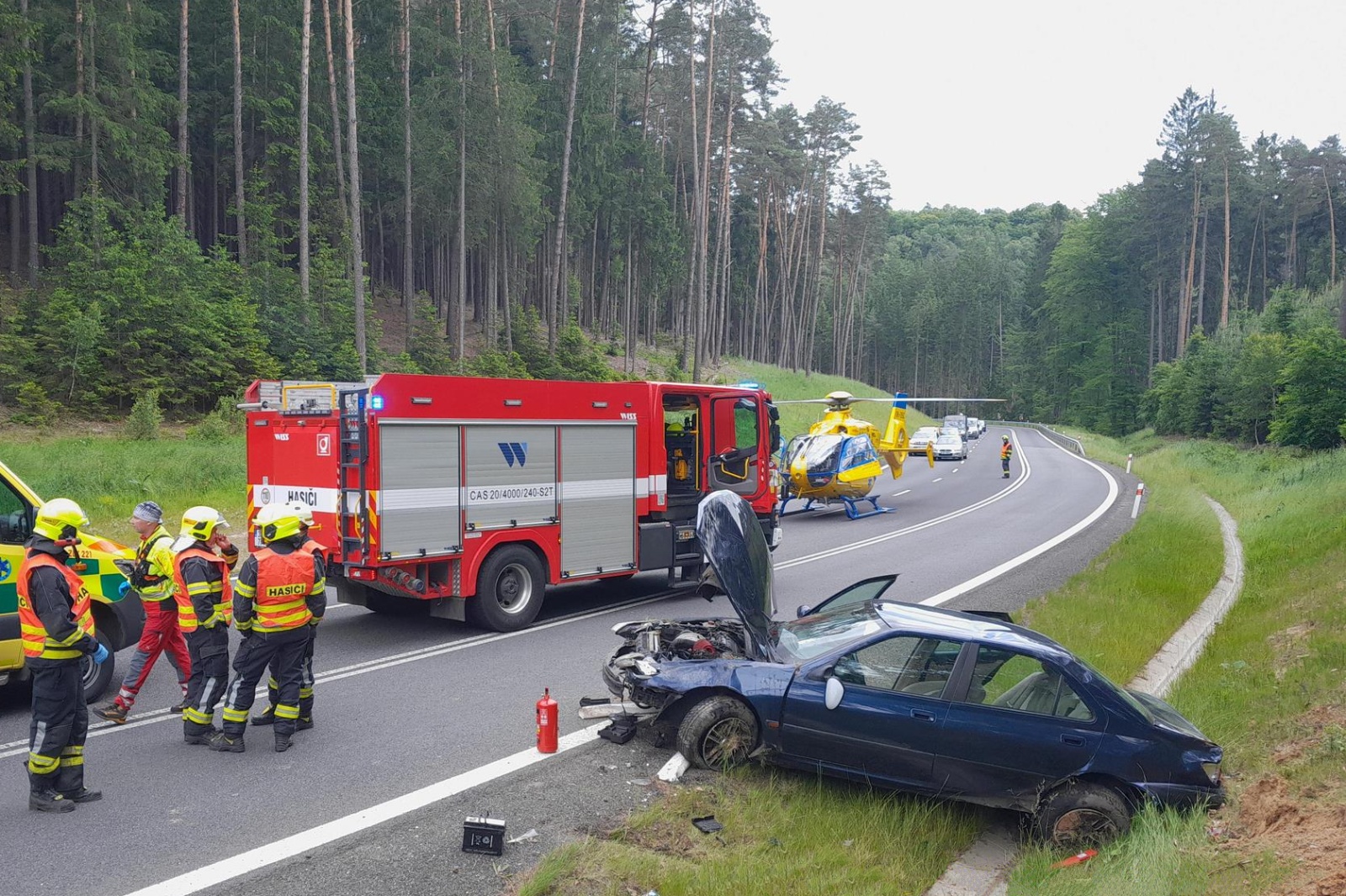 110625-Havárie osobního automobilu na silnici č. 268 mezi Mnichovým Hradištěm a Ralskem u hranice s Libereckým krajem.jpg