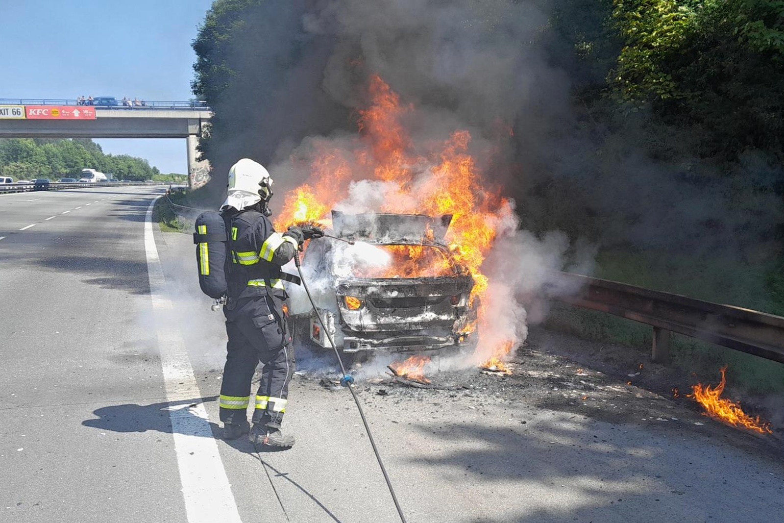 150625-Požár osobního automobilu na kilometru 48 dálnice D1 u obce Psáře ve směru z Prahy do Brna.jpg