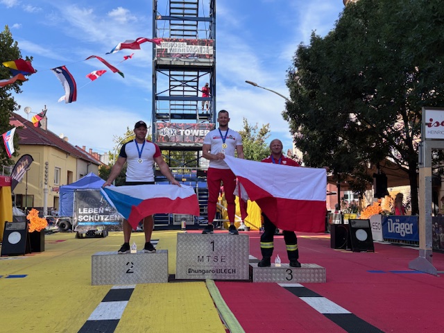 Naši hasiči reprezentují Českou republiku na Mistrovství Evropy ve FireFit Challenge v maďarském Szolnoku.