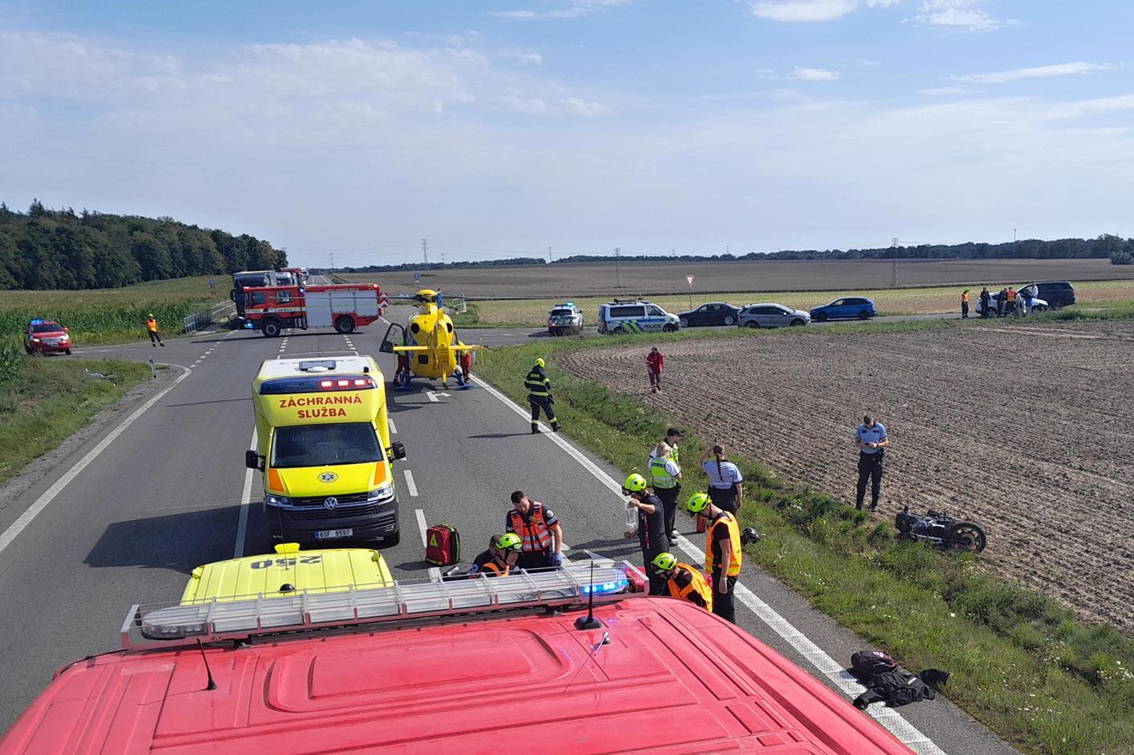 070825-Dopravní nehoda osobního automobilu a motocyklu na silnici č. 38 u obce Čistá na Mladoboleslavsku.jpeg