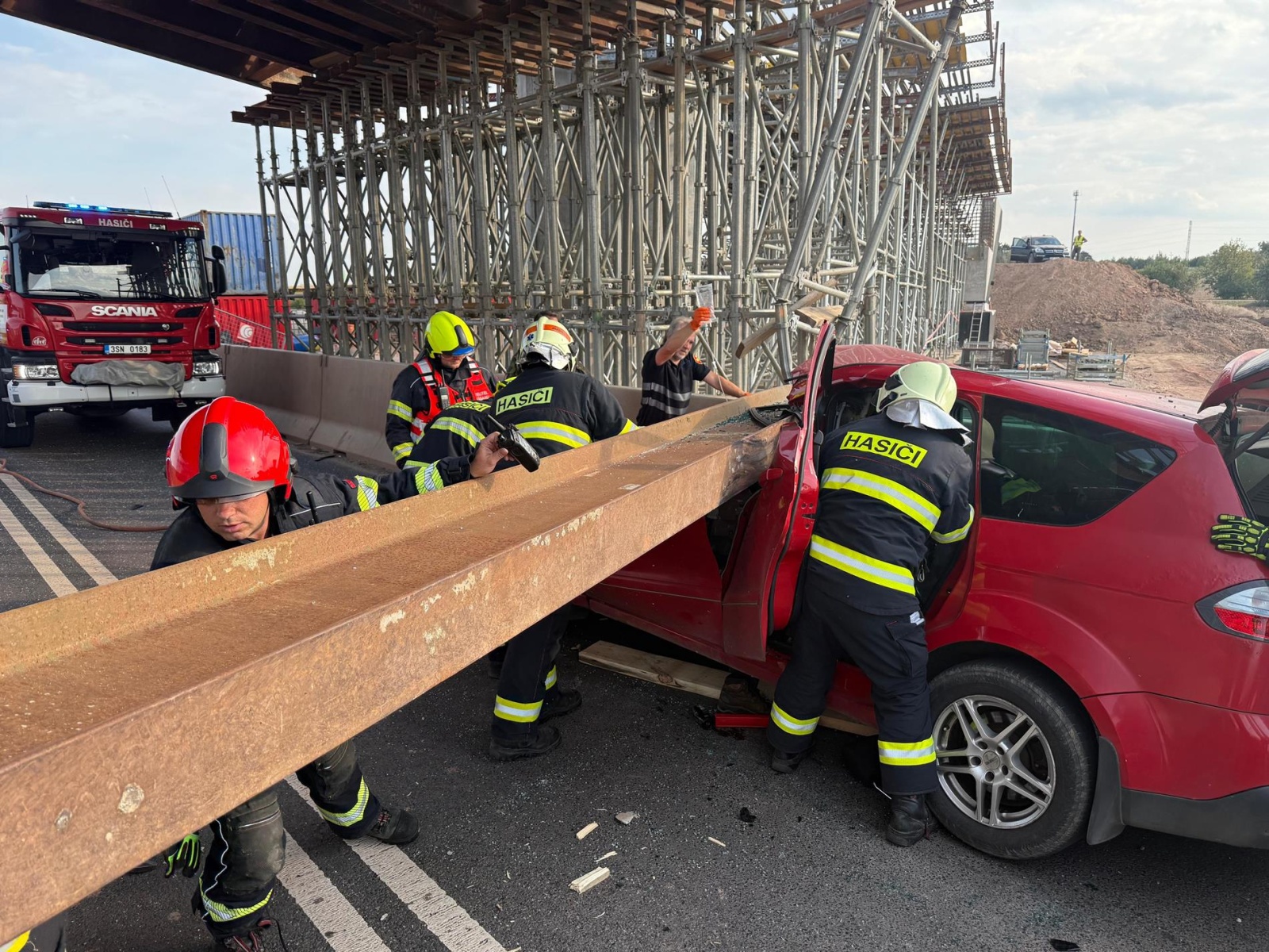 200825-Pád mohutné traverzy z rekonstruovaného mostu na osobní auto na silnici č. 7 u Třebíze na Kladensku.jpg