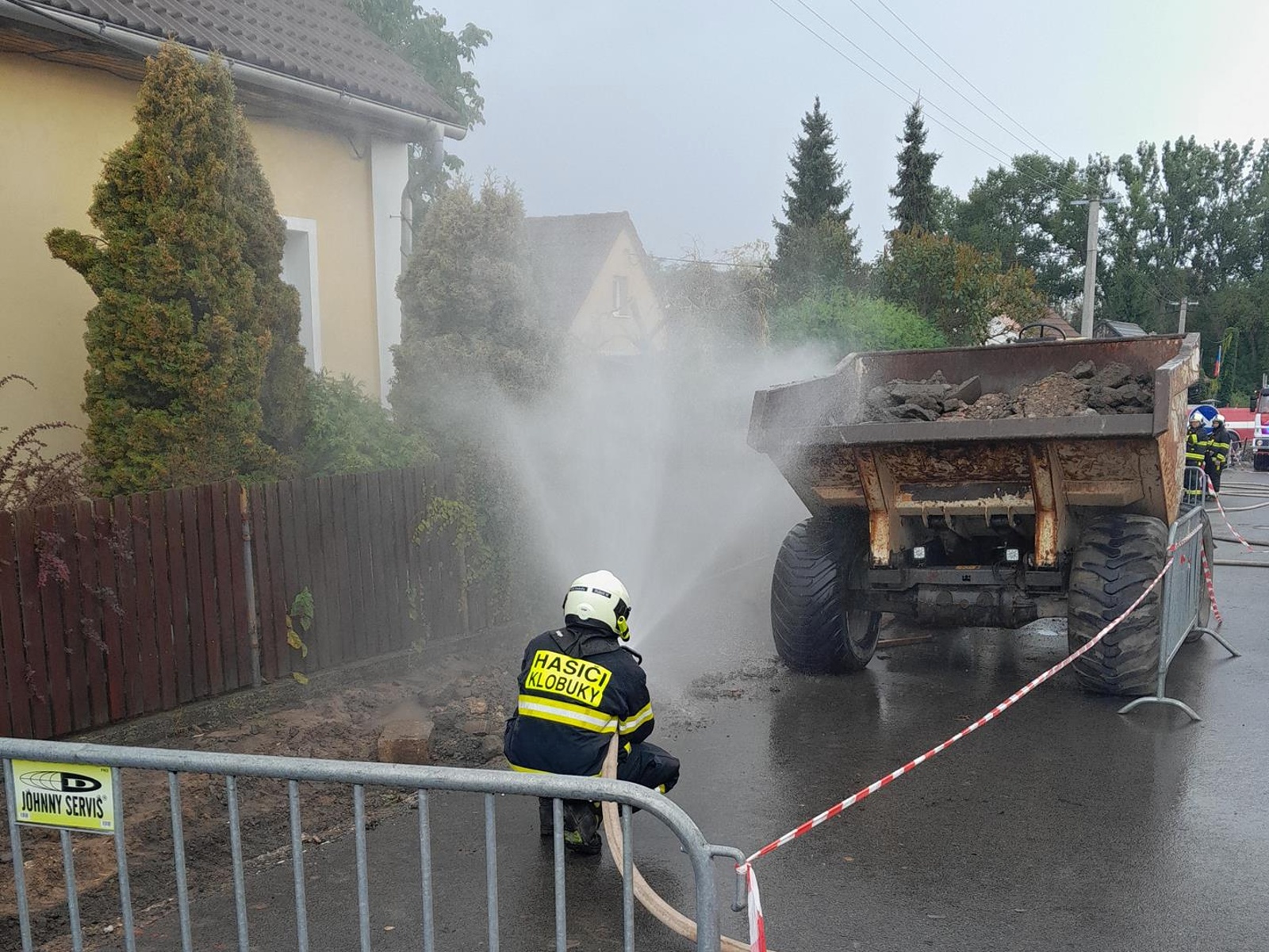 050925-Zkrápění vzduchu v místě bagrem narušené plynové přípojky před rodinným domem v obci Vrbičany na Kladensku.jpg
