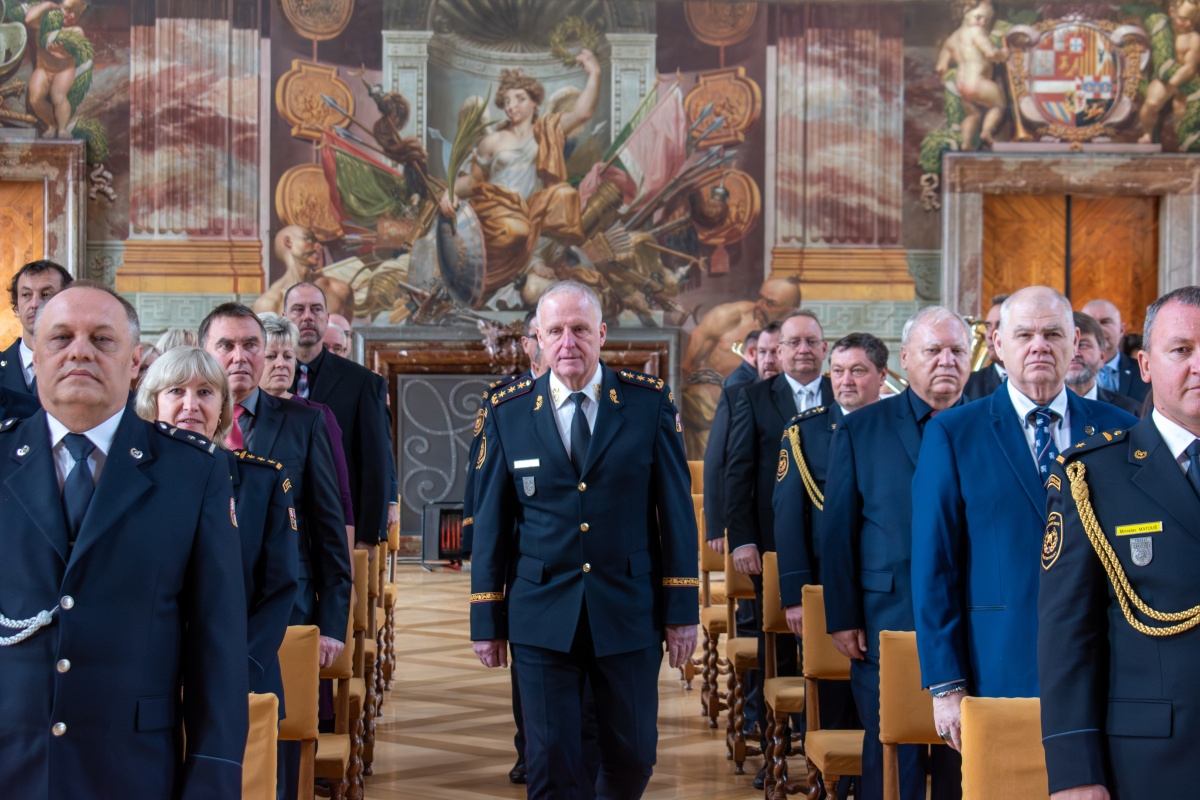 Generální ředitel HZS ČR Vladimír Vlček předal příslušníkům a zaměstnancům HZS ČR medaile k výročí 25 let vzniku sboru