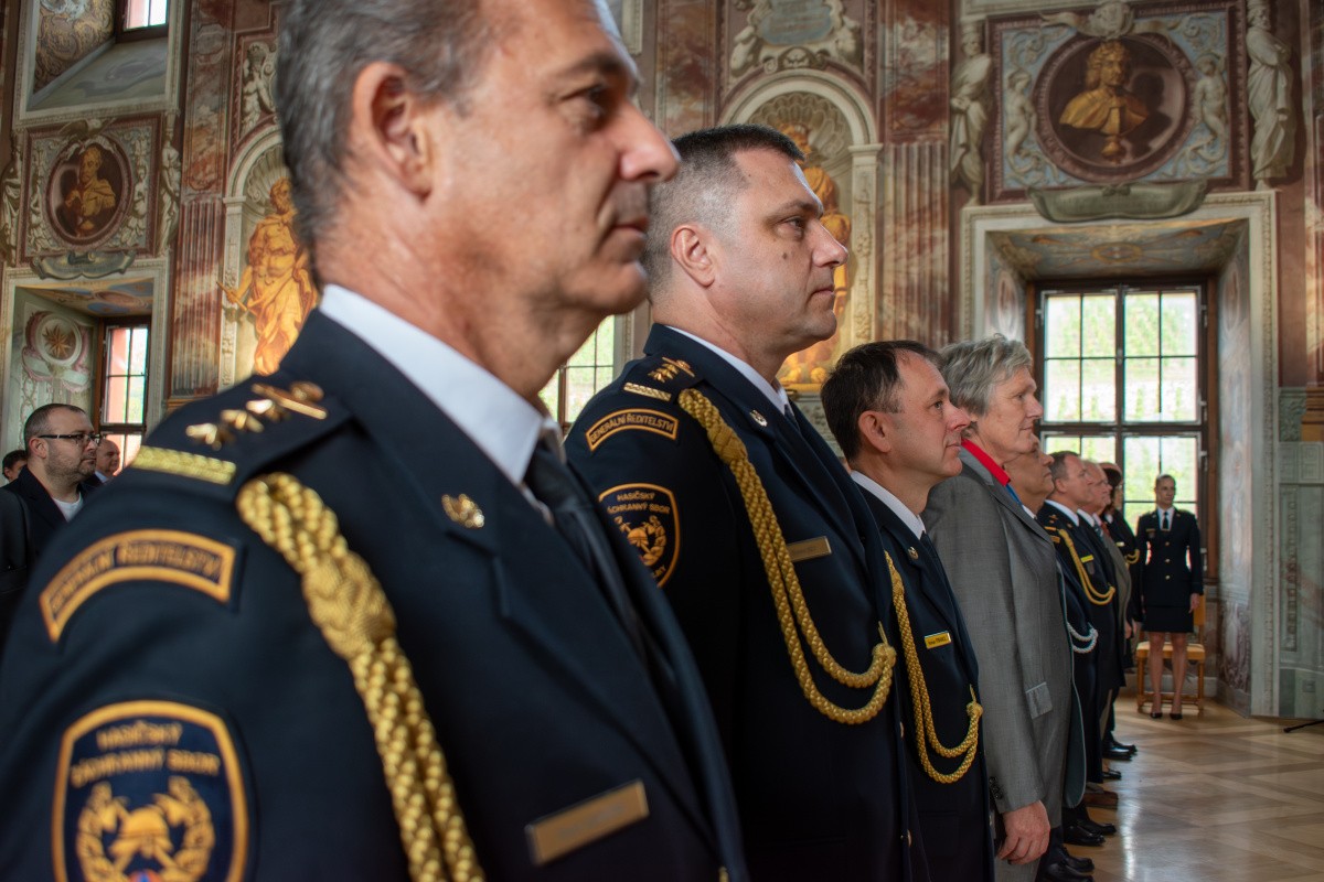 Generální ředitel HZS ČR Vladimír Vlček předal příslušníkům a zaměstnancům HZS ČR medaile k výročí 25 let vzniku sboru