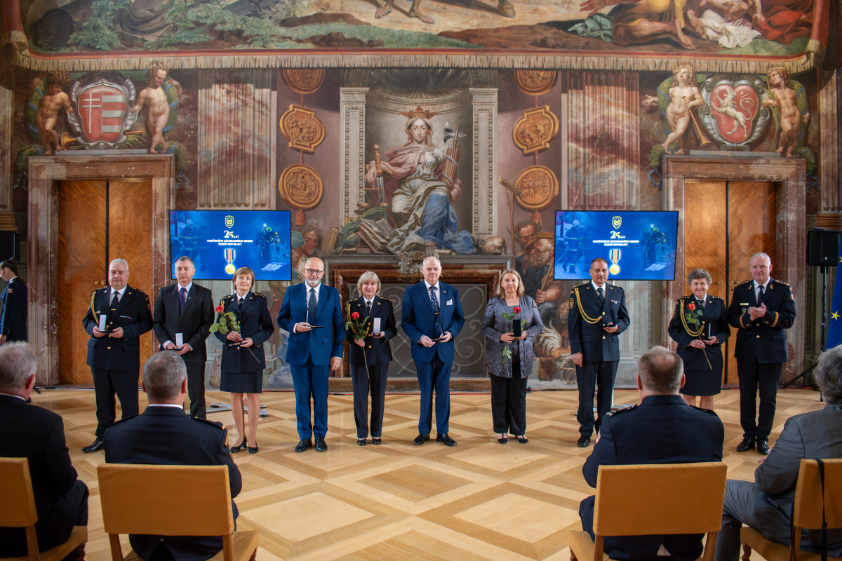 Generální ředitel HZS ČR Vladimír Vlček předal příslušníkům a zaměstnancům HZS ČR medaile k výročí 25 let vzniku sboru