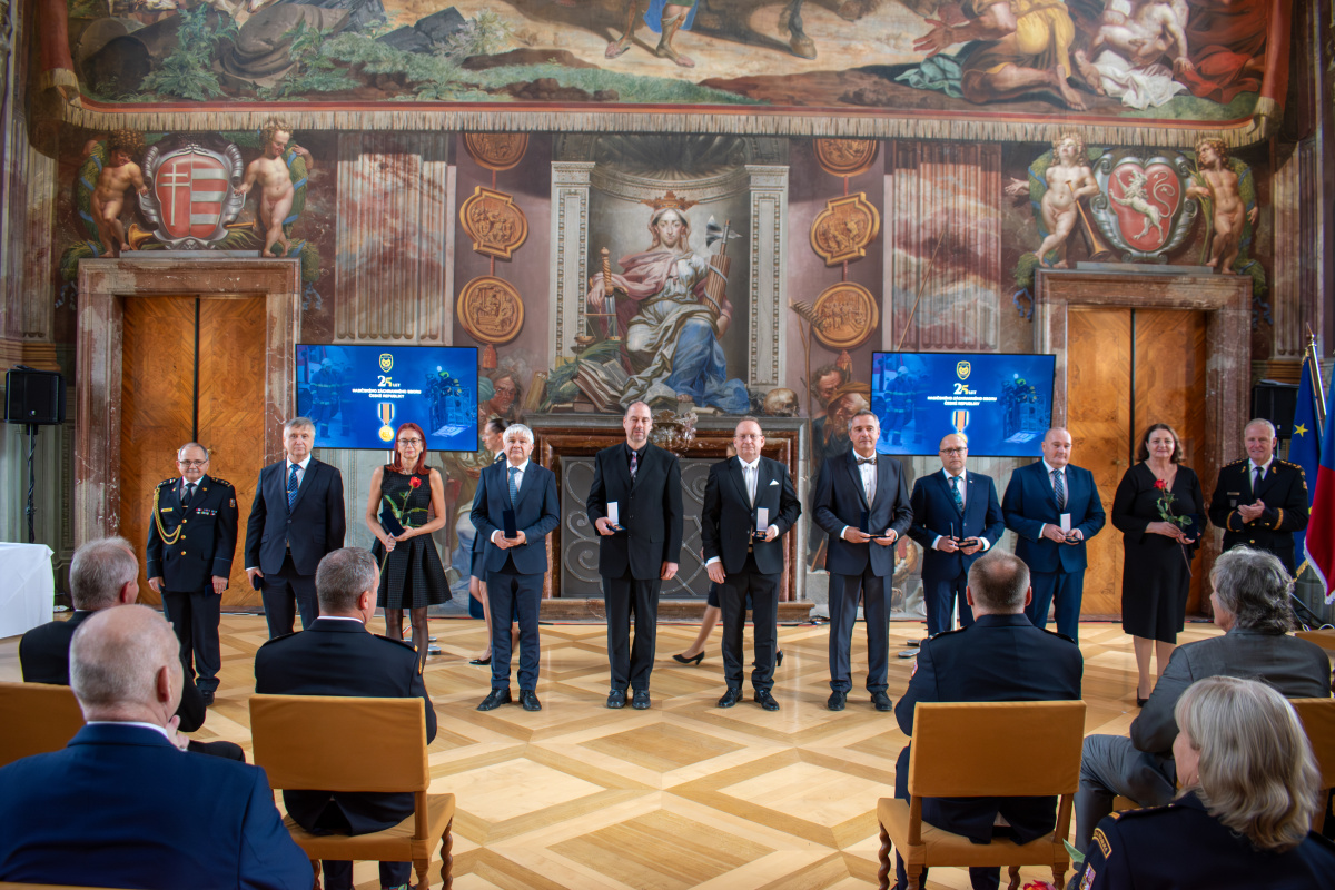 Generální ředitel HZS ČR Vladimír Vlček předal příslušníkům a zaměstnancům HZS ČR medaile k výročí 25 let vzniku sboru