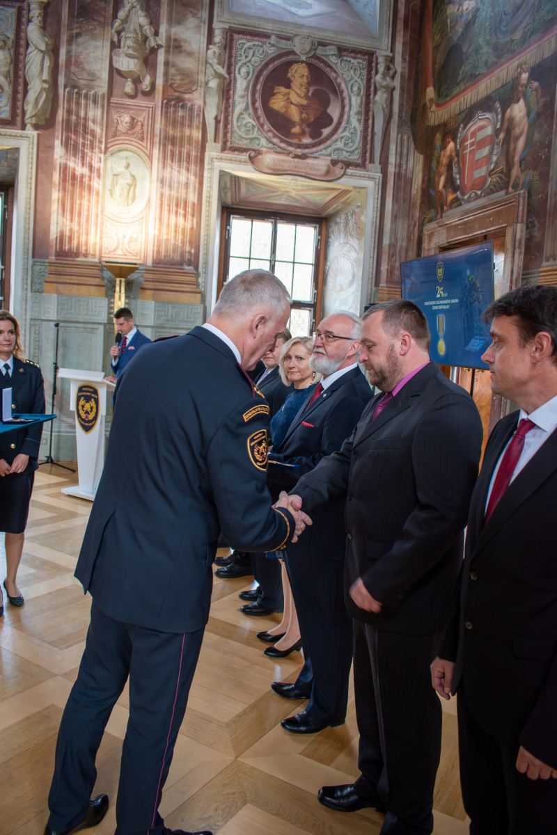 Generální ředitel HZS ČR Vladimír Vlček předal příslušníkům a zaměstnancům HZS ČR medaile k výročí 25 let vzniku sboru