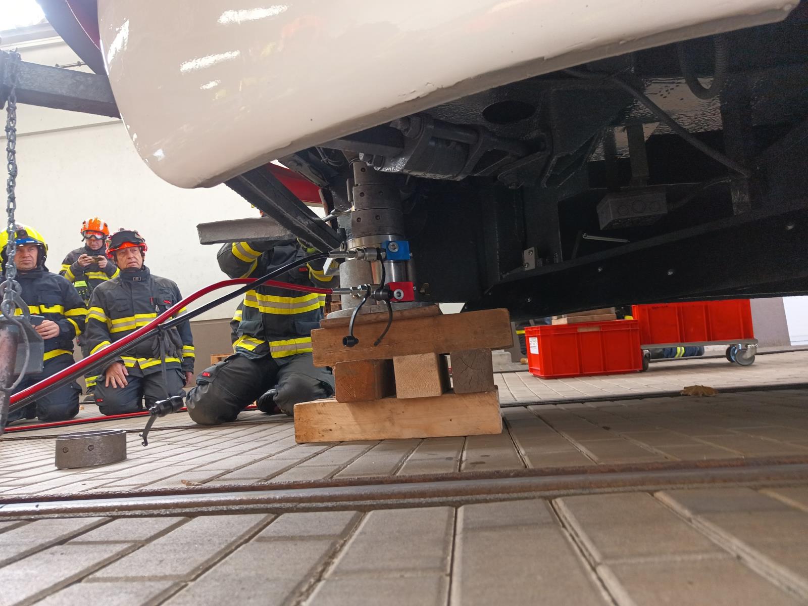 Instruktoři si procvičili zvedání jednotlivých typů tramvají, přičemž byl kladen důraz na správné umístění heverů na zvedací body (4).jpg