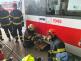 Instruktoři si procvičili zvedání jednotlivých typů tramvají, přičemž byl kladen důraz na správné umístění heverů na zvedací body