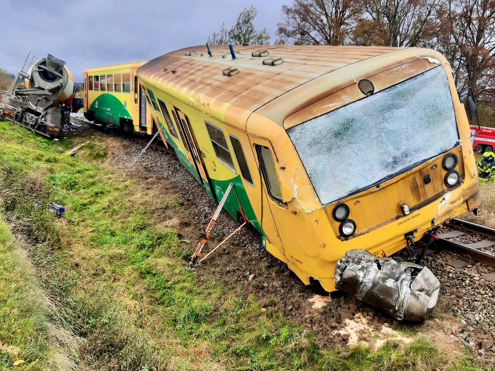 271025-Srážka osobního vlaku s nákladním vozidlem na přejezdu P1313 u obce Hudčice na Příbramsku.jpg