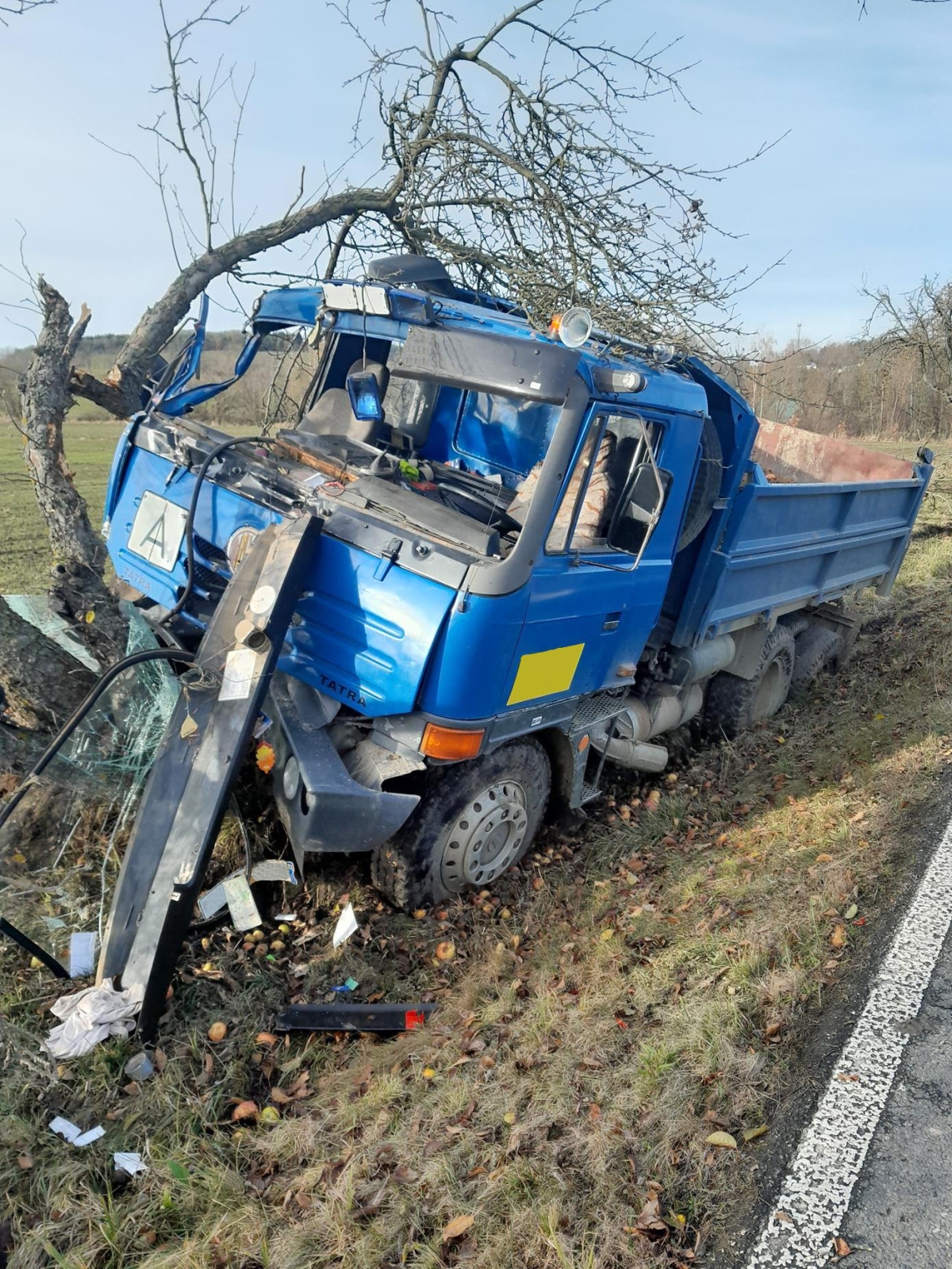 181125-Havárie nákladního vozidla na silnici č. 105 před Vysokým Chlumcem ve směru od Počepic na Sedlčansku.jpg