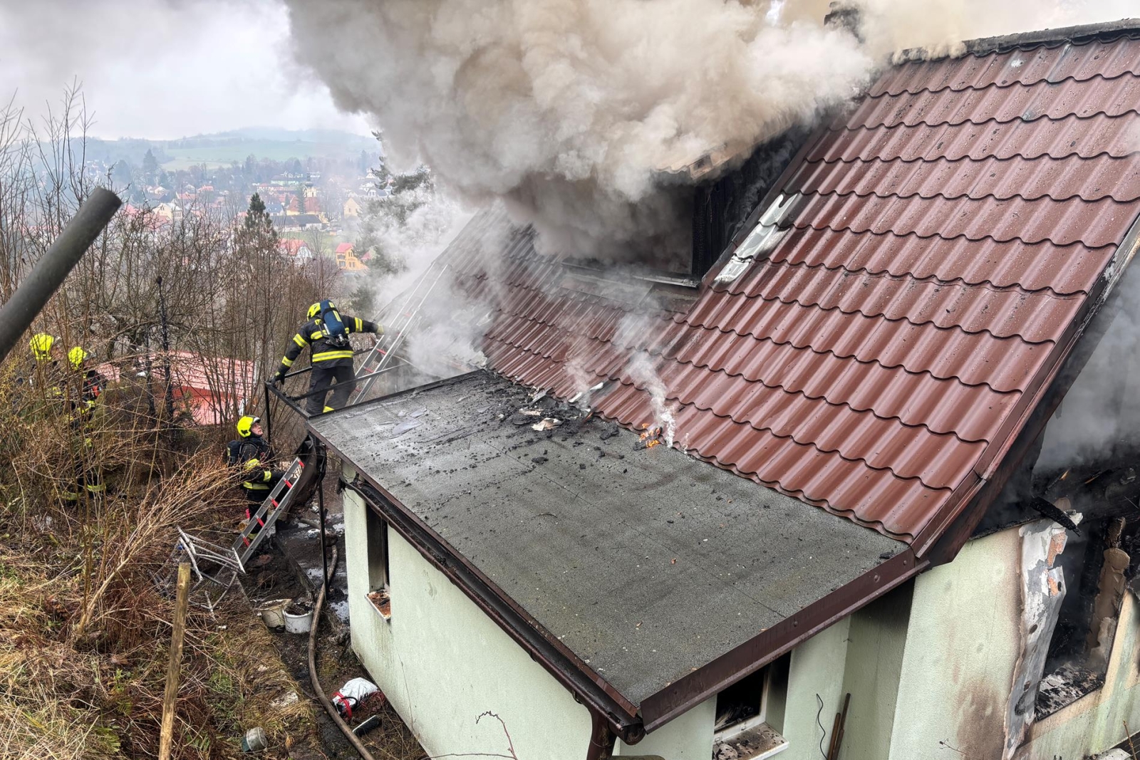 201225-Požár chaty v rekreační oblasti Malá Strana poblíž železniční stanice Chocerady na Benešovsku.jpg