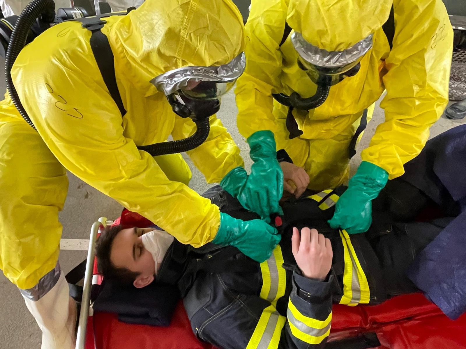 Na centrální hasičské stanici v Třebíči proběhl společný výcvik hasičů, pracovníků Krajské hygienické stanice kraje Vysočina a Biohazard týmu zdravotníků na zásah u vysoce nakažlivé nemoci
