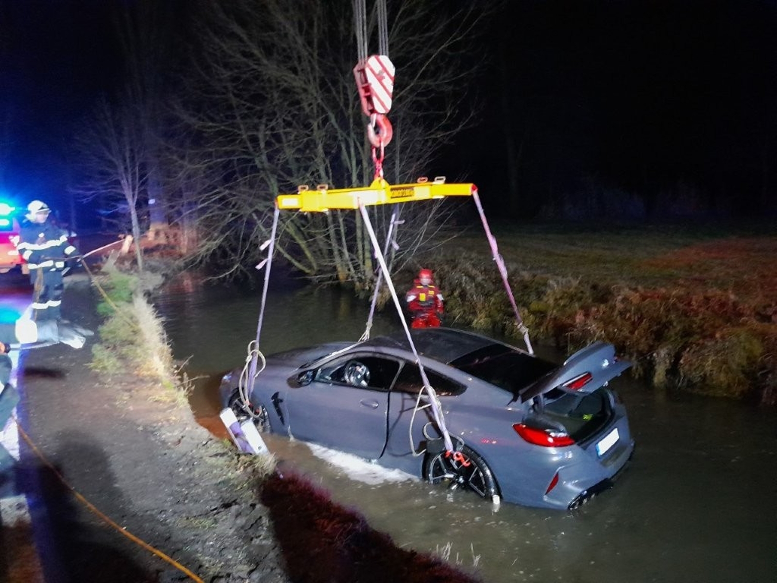050-Auto ve Štítarském potoce-1.jpg