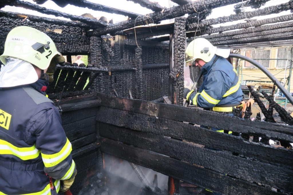 22_4_2018 požár krbu, pergoly a přístřešku Hořehledy (2).jpg