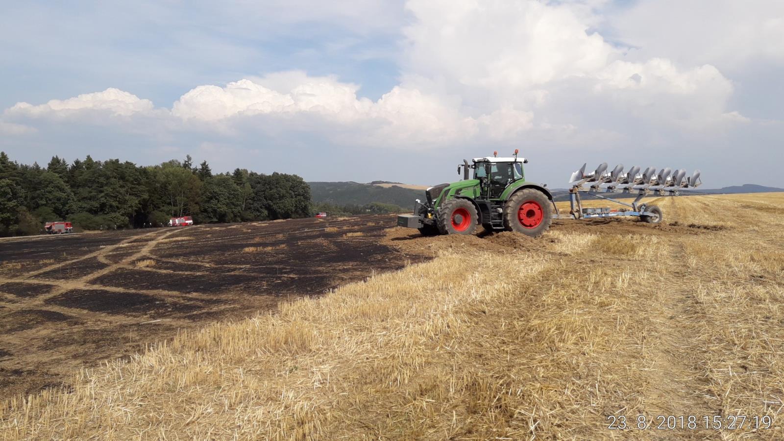 23_8_2018 Požár přívěsu se slámou pole a les Hromnice-Kostelec (1).jpg