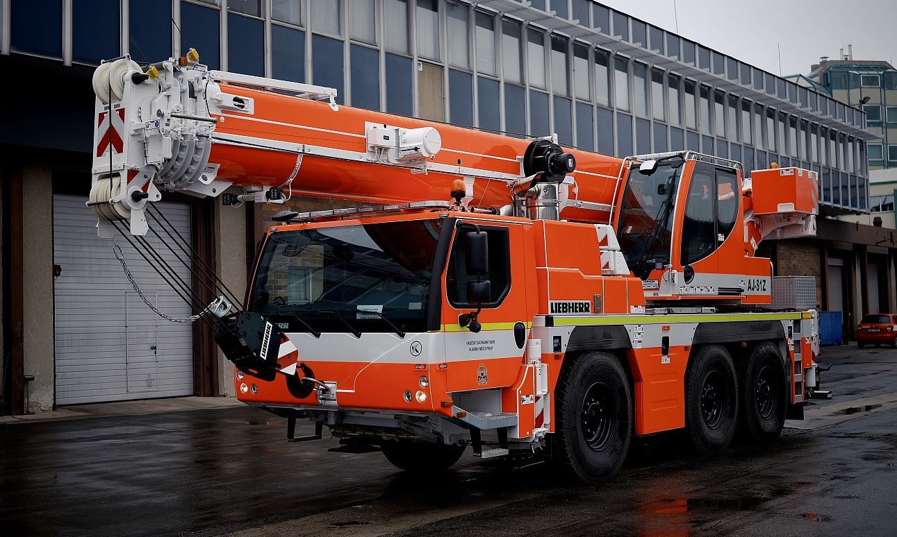 Automobilový jeřáb Liebherr.jpg