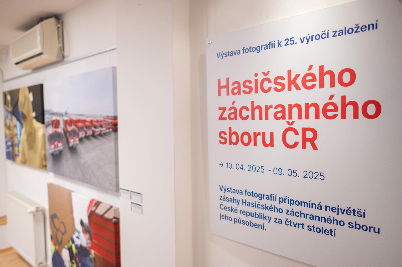 Výstava obrazů k 25. výročí HZS ČR_významní hosté z České republiky a ze Slovenské republiky na zahájení výstavy (4).jpg